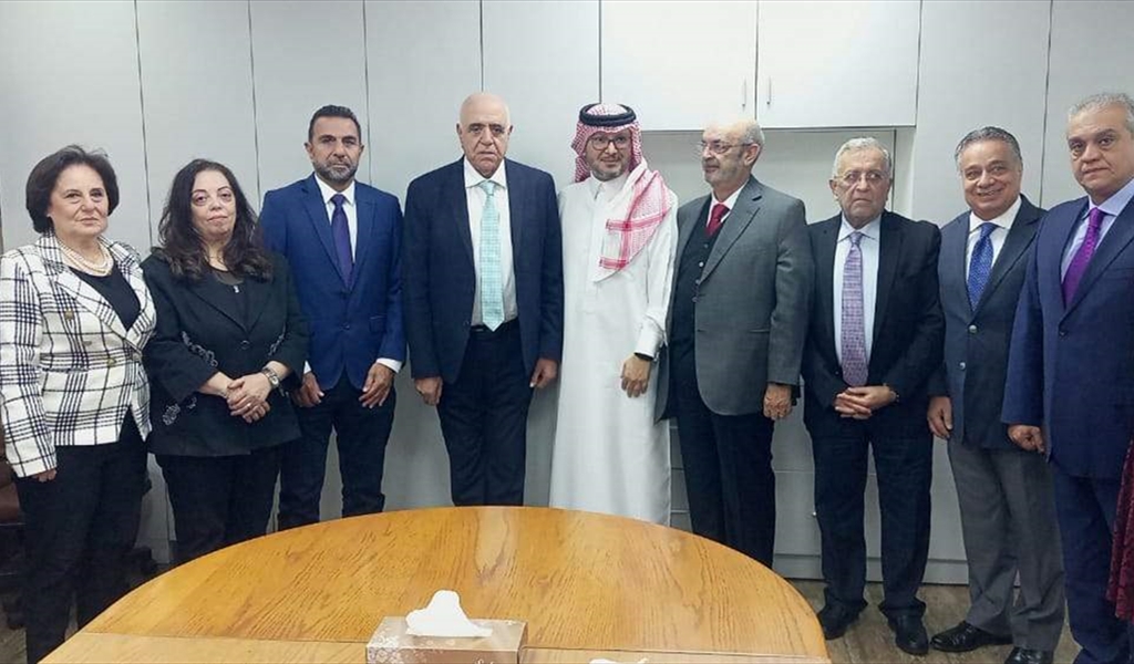 السفير السعودي يتوسط أعضاء مجلس النقابة