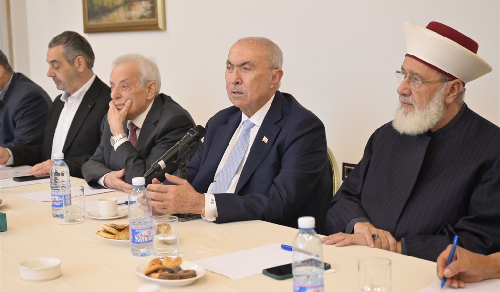 النائب مخزومي متحدثاً خلال اللقاء ومتوسطاً الدكتور زيدان والشيخ الكردي والصفح ( محمد الساحلي)