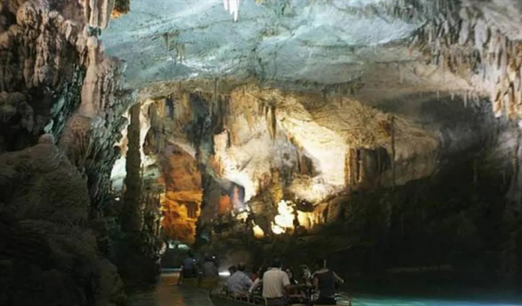 زفاف داخل مغارة جعيتا يشعل الجدل... و"السياحة" تردّ بإنذار!