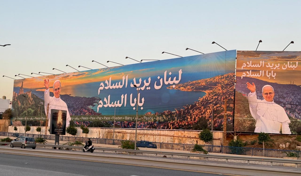 يافطات رفعت على طريق المطار ترحيباً بالبابا لاوون الرابع عشر ( محمود يوسف)