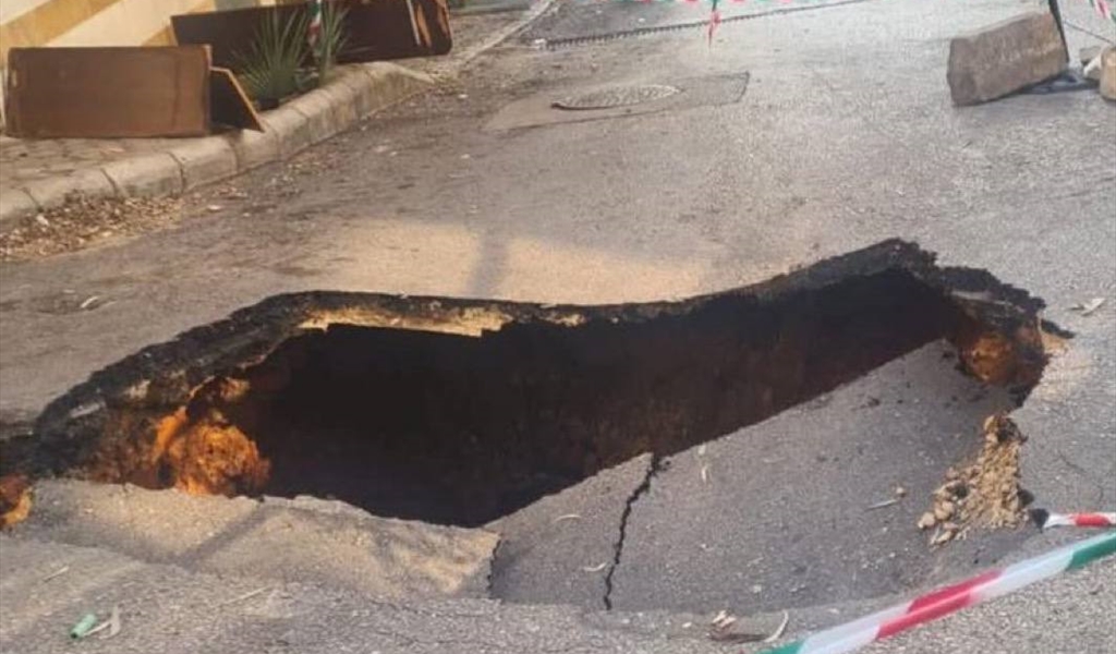 انخساف الطريق بين منطقة مار الياس ومنطقة تلة الخياط في بيروت