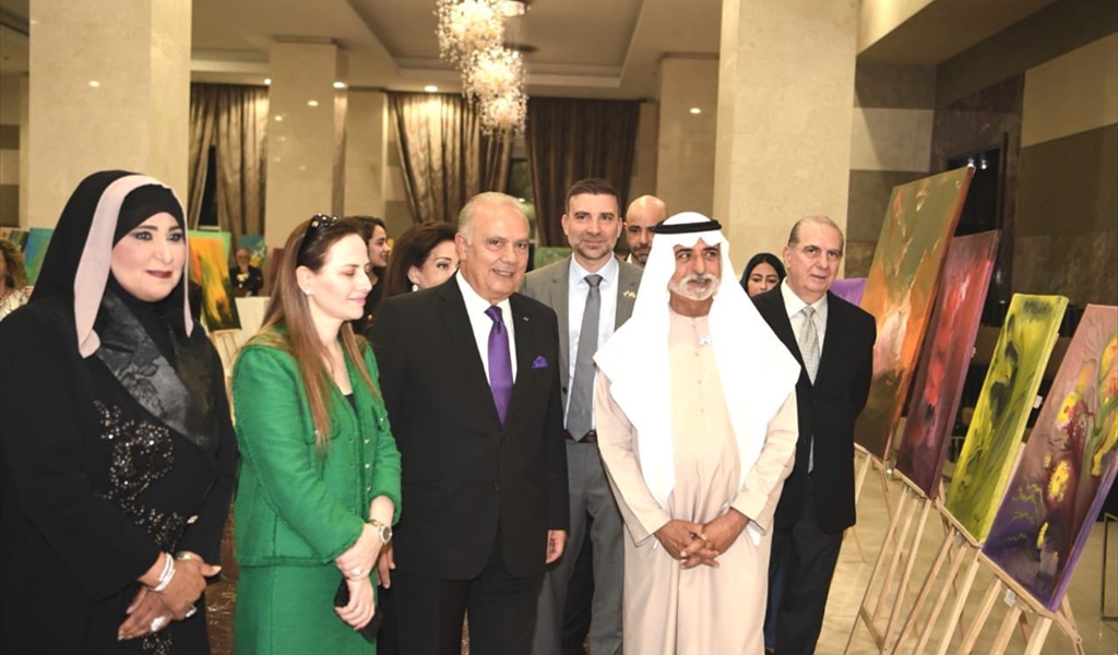الشيخ نهيان بن مبارك والسفير الترك خلال جولة في المعرض