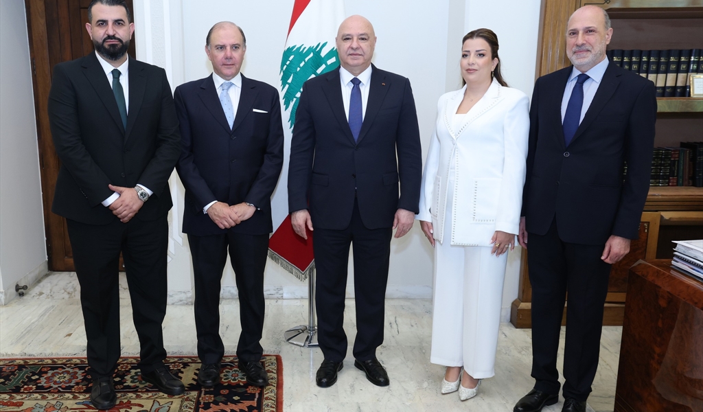 الرئيس عون يتوسط حاكم مصرف لبنان والخبراء بعد قسم اليمين