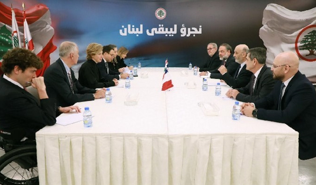 المستشارة الفرنسية والوفد المرافق خلال اللقاء مع جعجع (محمود يوسف)