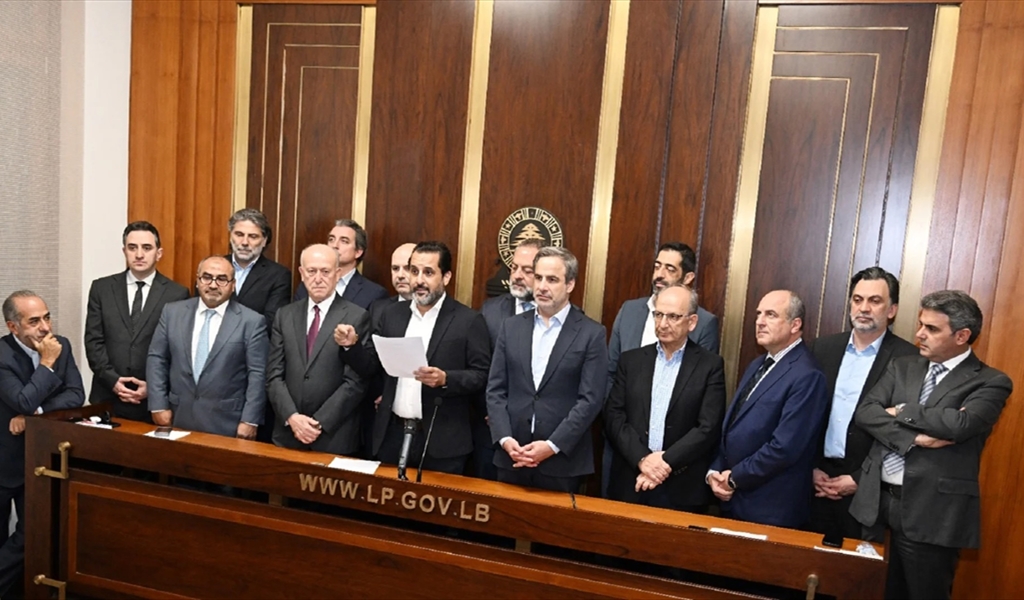 النواب خلال تقديم العريضة في مجلس النواب (محمود يوسف)