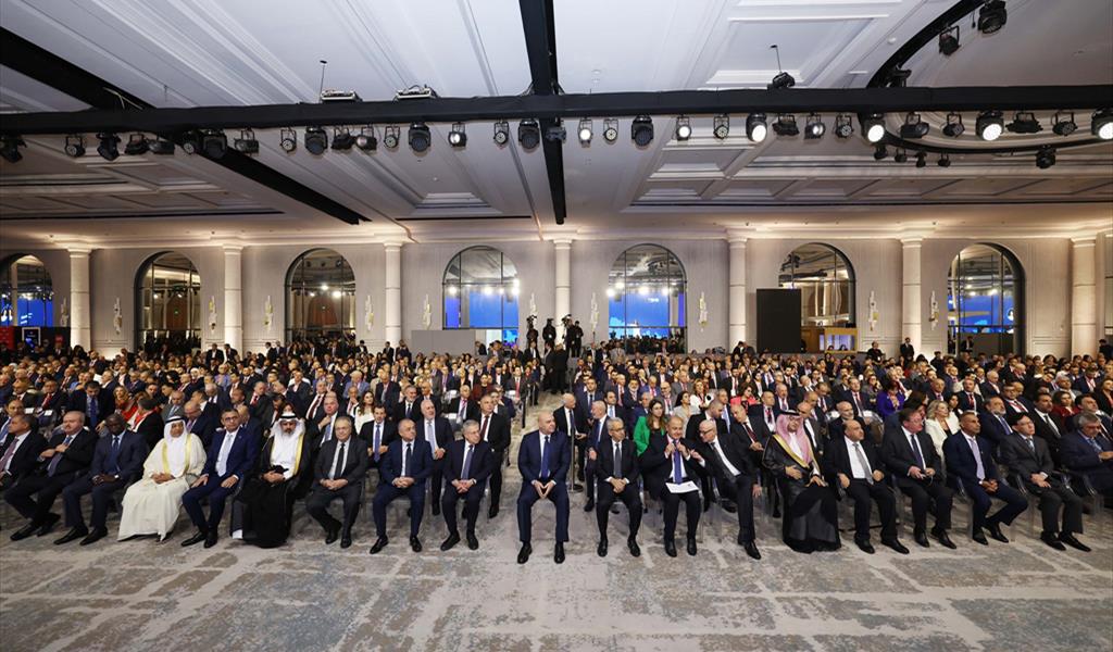 الرئيس عون يتوسط الرئيس السنيورة والوزراء المشاركين في المؤتمر