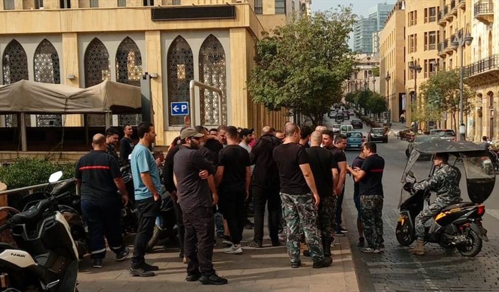 وفد رجال الإطفاء خلال تجمعه أمام القصر البلدي