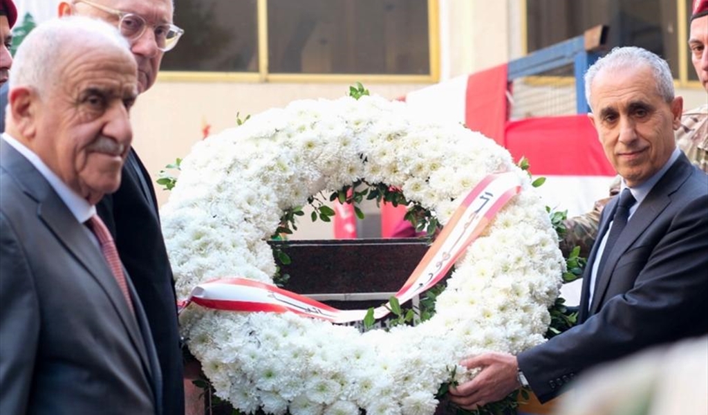 النائب خواجة خلال وضع الإكليل على ضريح بيضون