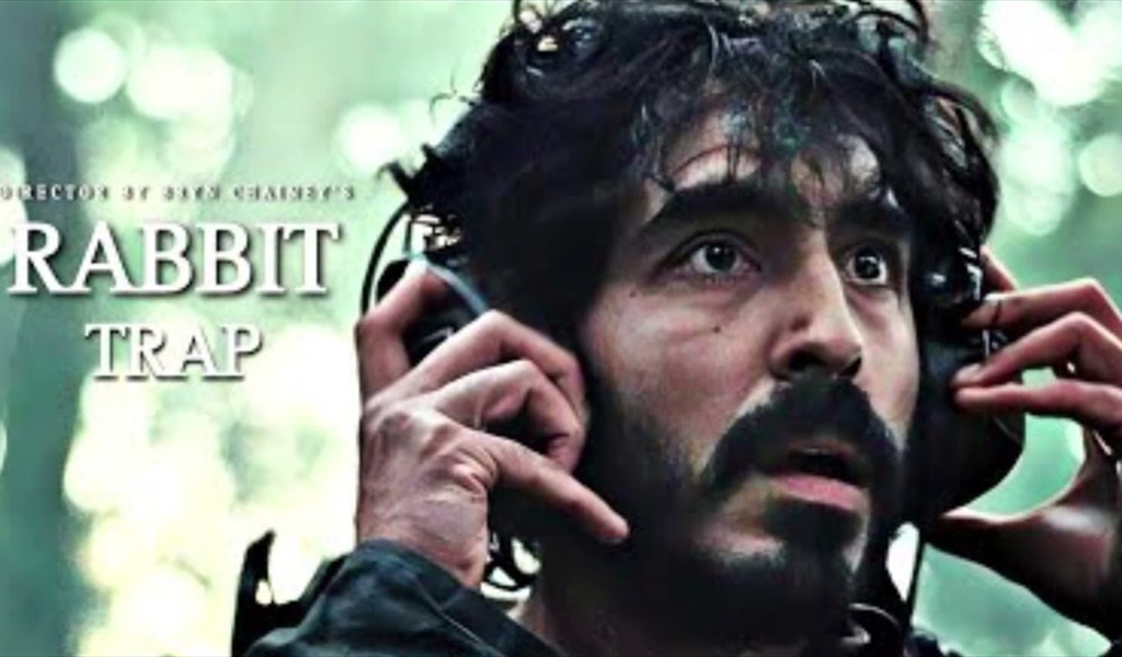 ديف باتل مع سماعتيه