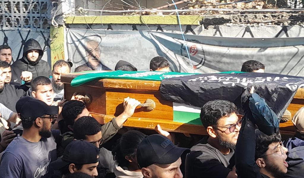 خلال التشييع في المخيم