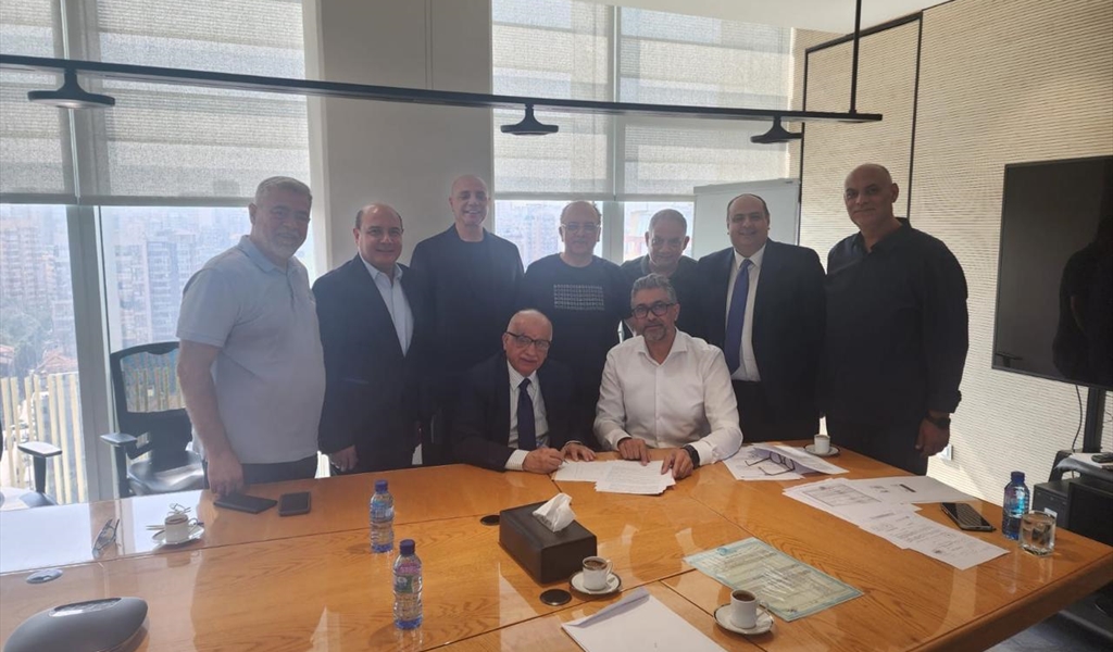 كشلي يوقع مع مسؤولي البنك عقد شراء الشقة