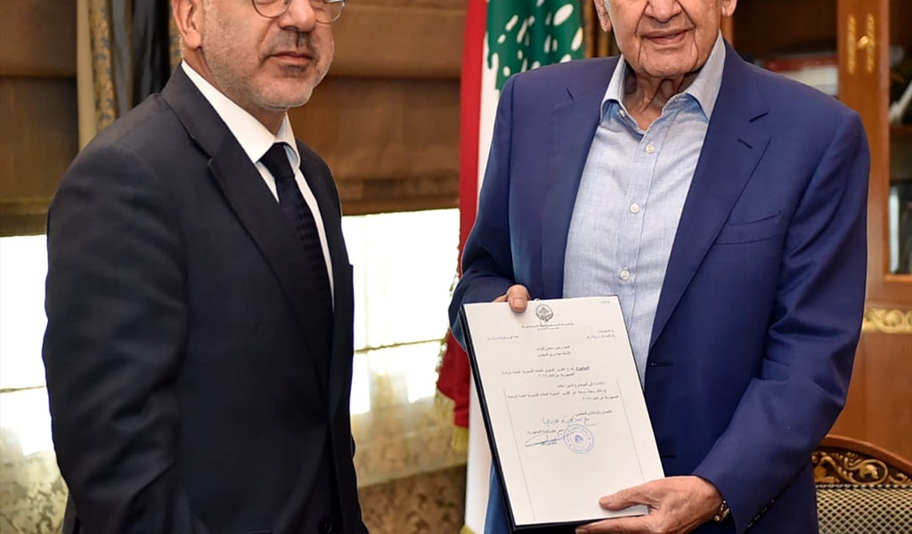 الرئيس بري يتسلّم من شقير التقرير السنوي (حسن إبراهيم)