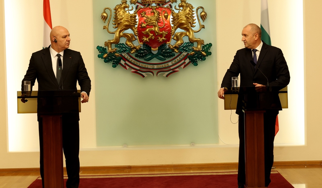 الرئيس عون ونظيره البلغاري راديف خلال المؤتمر المشترك في صوفيا
