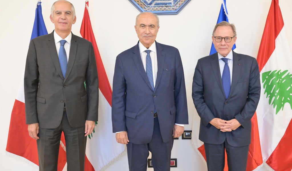 النائب مخزومي متوسطاً المبعوث الخاص للرئيس الفرنسي والسفير ماغرو (محمد الساحلي)