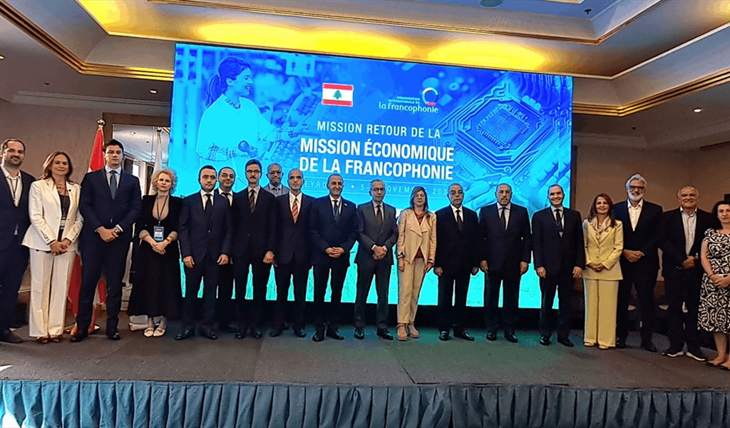 الوزير البساط متوسطاً المشاركين في المؤتمر