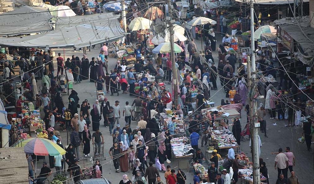 أحد الأسواق الشعبية التي استعادت جزءا من حياتها في غزة رغم استمرار ضربات الاحتلال