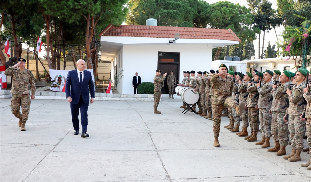 الرئيس عون برفقة العماد هيكل  لدى وصوله الى ثكنة بنوا بركات