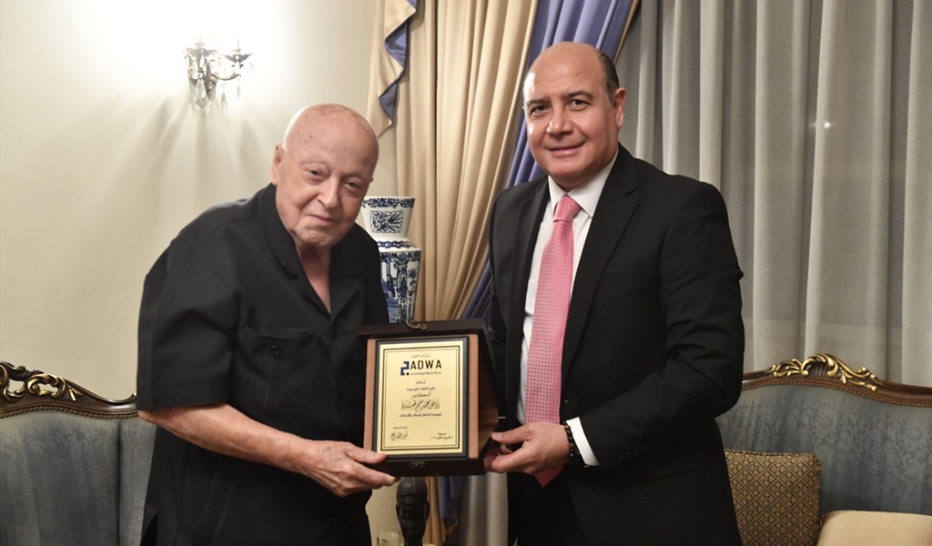 الإعلامي منير الحافي يكرِّم الدكتور طبارة