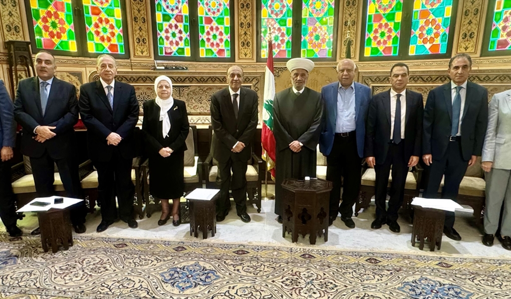 المفتي دريان متوسطاً أعضاء المجلس الجديد لعمدة مؤسسات محمد خالد