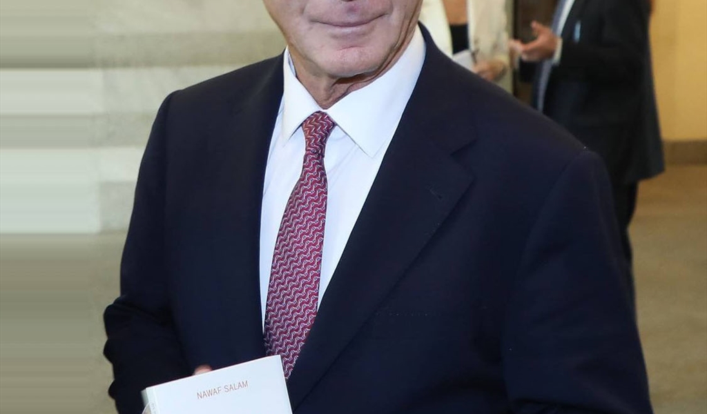 السفير الأميركي ميشال عيسى في السراي الكبير، وبين يديه كتاب رئيس الحكومة بالفرنسية «لبنان بين الأمس واليوم» (محمود يوسف)