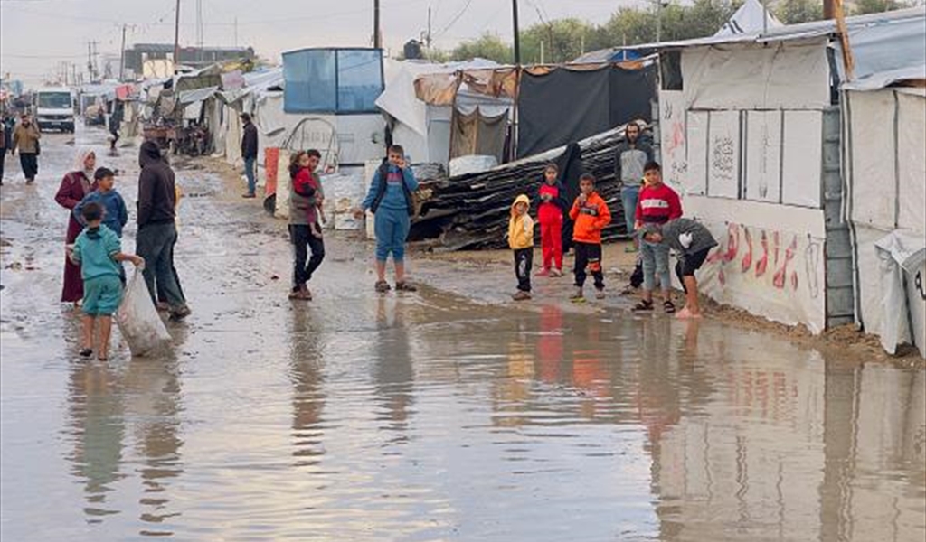 سيول الأمطار تحاصر خيم للنازحين في غزة وتفاقم المعاناة