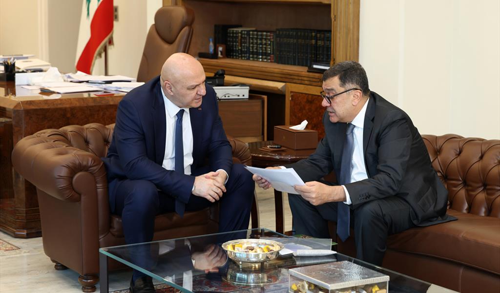 الرئيس عون مستقبلاً محمد الحوت