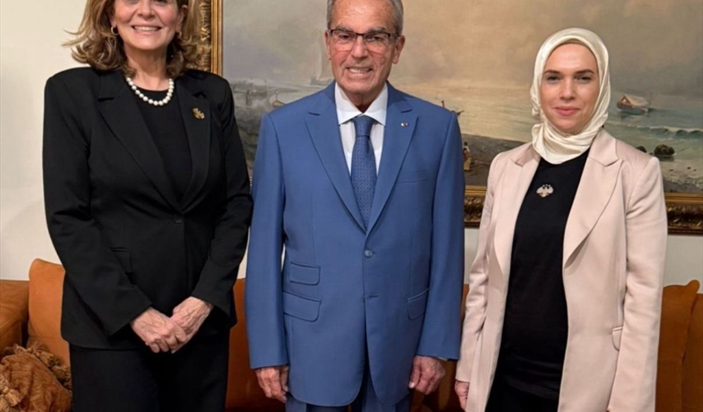 الوزير الخازن مستقبلاً الوزيرة السورية قبوات