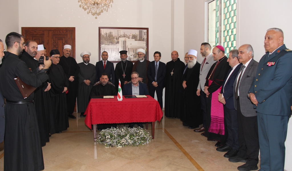 المشاركون في توقيع الاتفاقية بين مشيخة العقل والرهبانية المارونية (محمود يوسف)