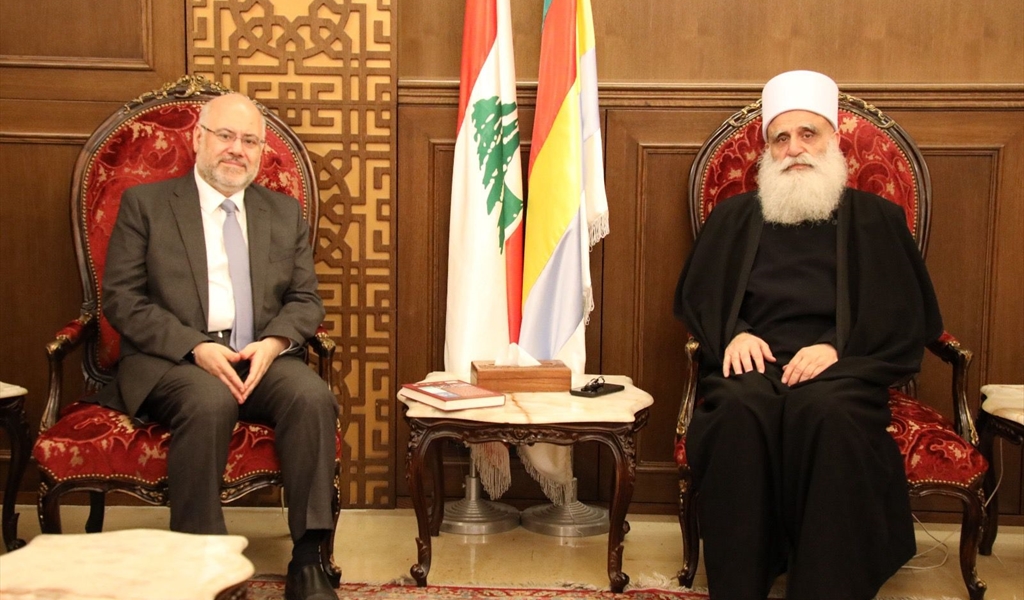 الشيخ أبي المنى مستقبلاً الوزير السابق فراس الأبيض