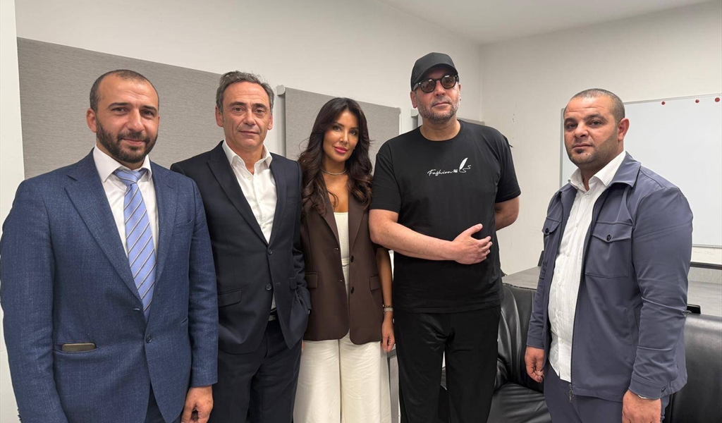 القذافي متوسطاً وكلاءه بعد الإفراج عنه