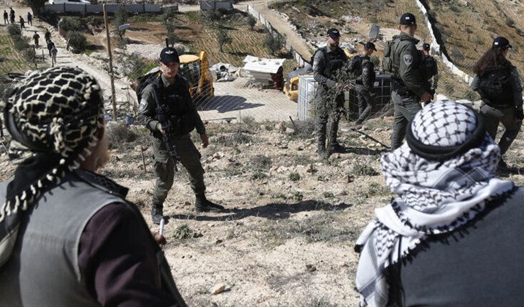 حظر تجول بالضفة الغربية.. إسرائيل تعتقل مواطنين وتسمم أغناماً