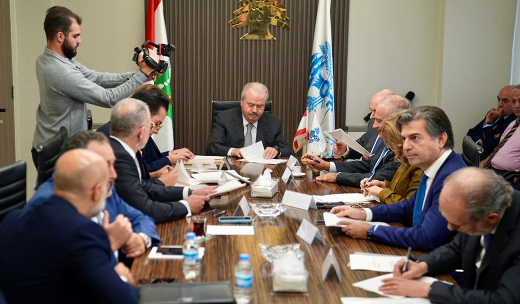 الوزير جابر خلال التوقيع مع المصارف