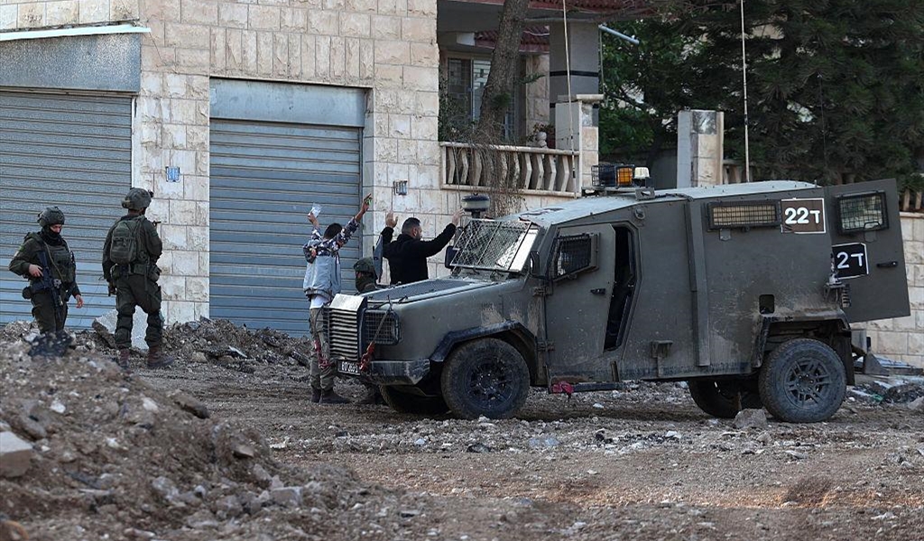 دورية للاحتلال توقف شابين فلسطينيين خلال عمليات اقتحام لبلدات في الضفة