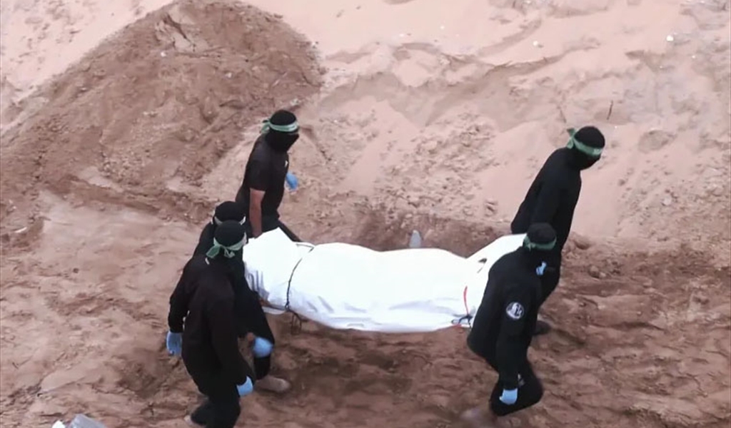 عناصر من حماس ينتشلون جثة رهينة إسرائيلي