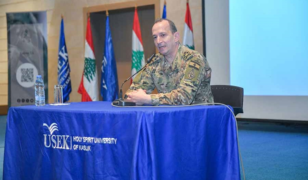 العماد هيكل يتحدث الى الطلاب في جامعة الكسليك