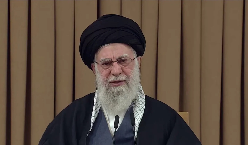 خامنئي يحذر من الانقسام الداخلي