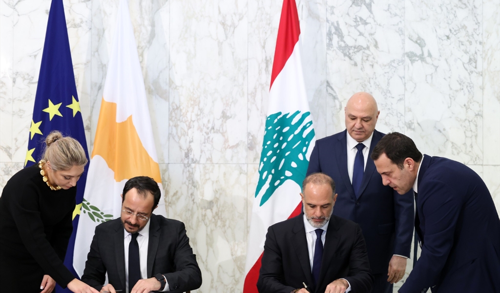 الرئيس عون مع نظيره القبرصي والوزير رسامني خلال توقيع الاتفاقية