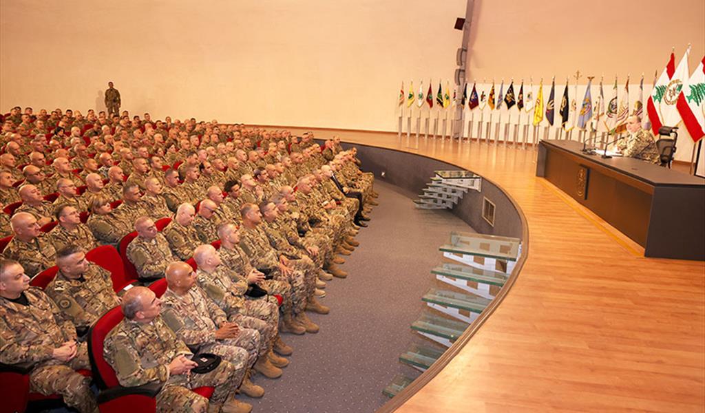 قائد الجيش يتحدث الى قادة الأركان والوحدات