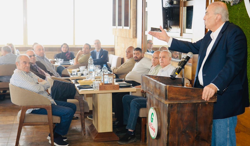 النائب مخزومي متحدثاً في لقاء ملتقى بيروت (تصوير: طلال سلمان)