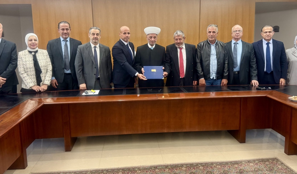 المفتي دريان يتوسط القنصل الجوزو وحسون والمشاركين في حفل توقيع المذكرة