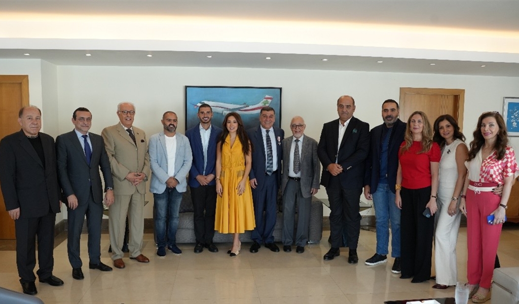 محمد الحوت متوسطاً المشاركين في حفل التقليد