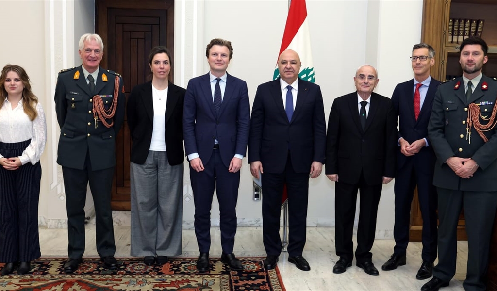 الرئيس عون خلال استقباله الوفد الهولندي بحضور الوزير منسى