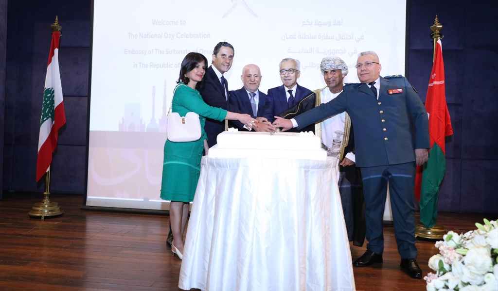 السفير العماني متوسطاً ممثلي الرؤساء الثلاثة والمشاركين في الحفل