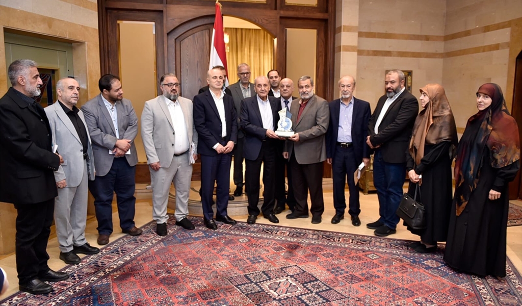 الرئيس بري متوسطاً وفد اتحاد الإذاعات والتلفزيونات الإسلاميّة (حسن إبراهيم)