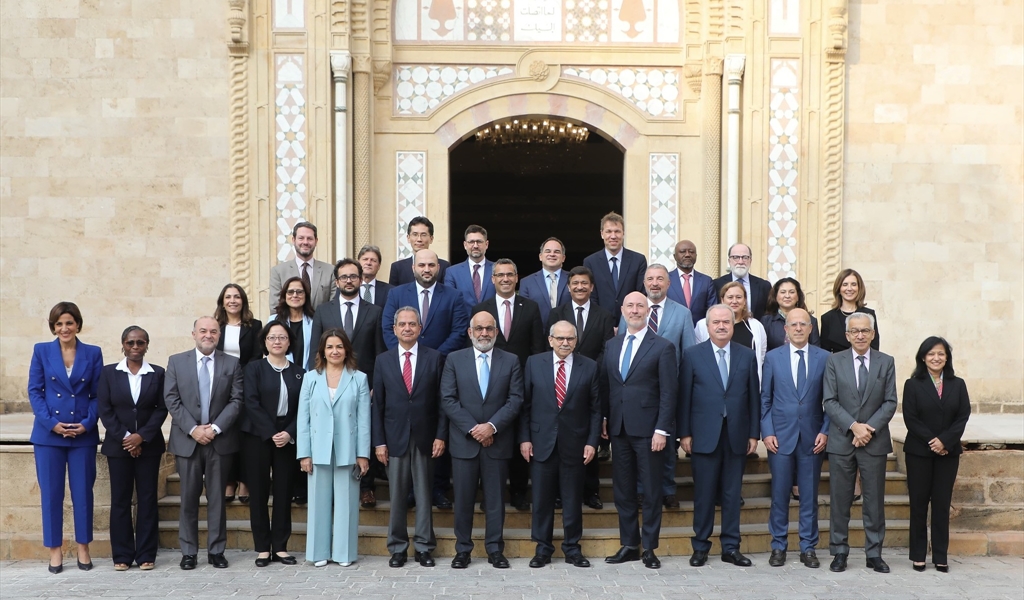 الرئيس سلام متوسطاً وفد البنك الدولي، بعد اجتماع عمل حضره الفريق الوزاري - الإداري المختص (محمود يوسف)