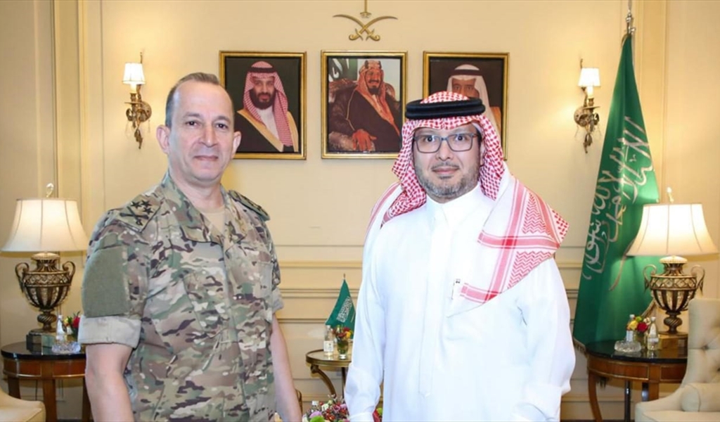 السفير السعودي استقبل قائد الجيش... وبحث في الإجراءات جنوباً