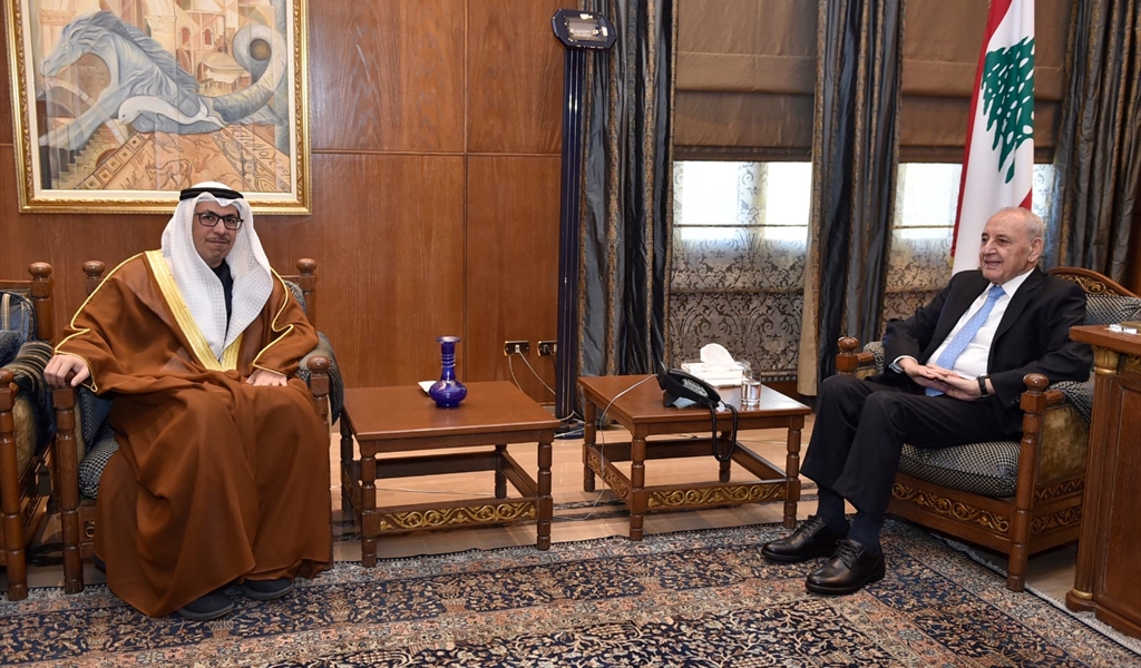 الرئيس بري مستقبلاً السفير الإماراتي الجديد (حسن إبراهيم)