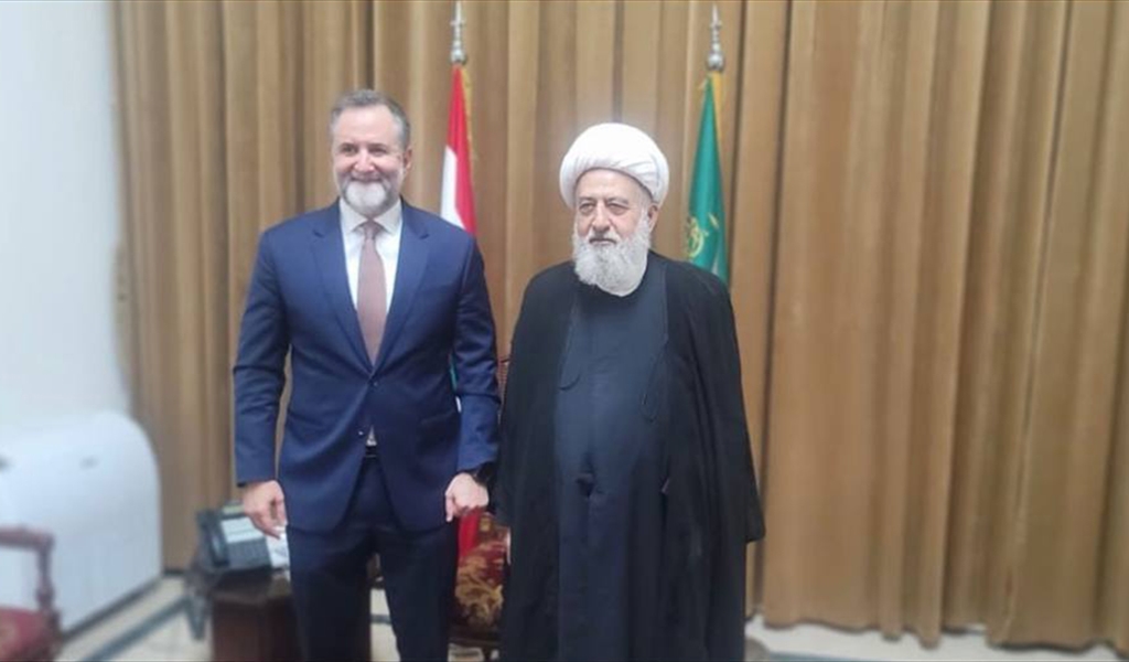 الشيخ الخطيب مستقبلاً صائب سلام