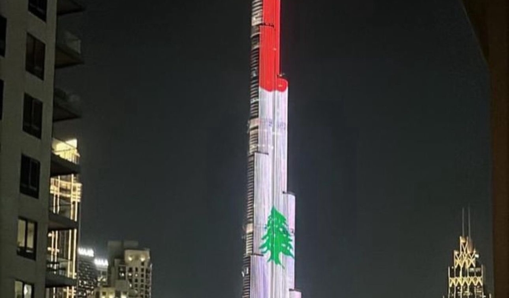 الامارات تضيء برج خليفة بعلم لبنان احتفالا بعيد الاستقلال.