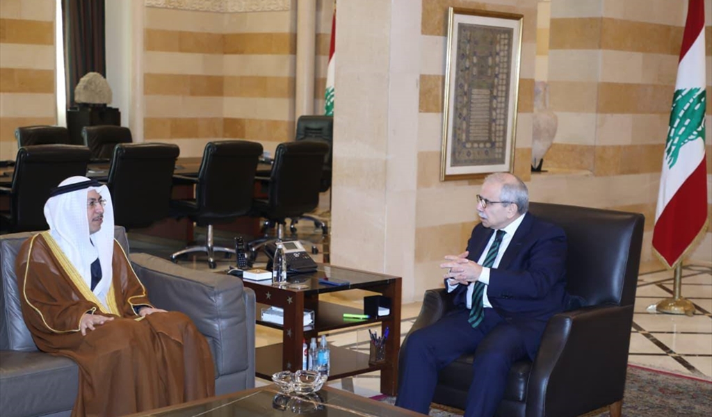 الرئيس سلام مستقبلاً السفير الإماراتي الكعبي